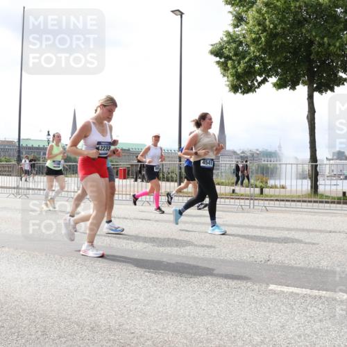 29.06.2025 - hella hamburg halbmarathon Lena Gebhardt http://msf.ph/oto/8412343 29.06.2025 10:41:56 Lombardsbrücke 6320, 110, 2233, 4541, 1039, 1314, 1509, 1623, 1648, 1712, 1752, 2145, 2153, 2523, 2974, 3276, 3326, 3344, 3459, 3460, 3568, 4329, 4415, 4541, 4735, 4736, 4787, 4885, 5432, 5671, 6136, 6137, 6153, 6320, 6430, 6436, 6450, 6618, 6837, 6846, 6917, 7022, 7023, 7357, 7477, 7955, 7968, 8004, 8014, 8162, 8163, 8300, 8301, 8443, 8848, 8897, 8908, 9008, 9223, 9467, 9588, 10027, 10348, 10483, 10623, 11011, 11166 meine-sportfotos.de