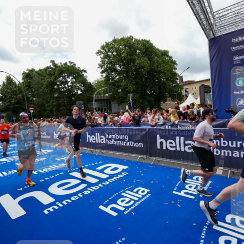 29.06.2025 - hella hamburg halbmarathon Zöllner http://msf.ph/oto/8412344 29.06.2025 10:46:40 Ziel 1920, 1942, 5459, 9051, 9529, 13525, 13554, 15026, 15133, 15206, 15714, 17281, 17461, 18297, 18882 meine-sportfotos.de