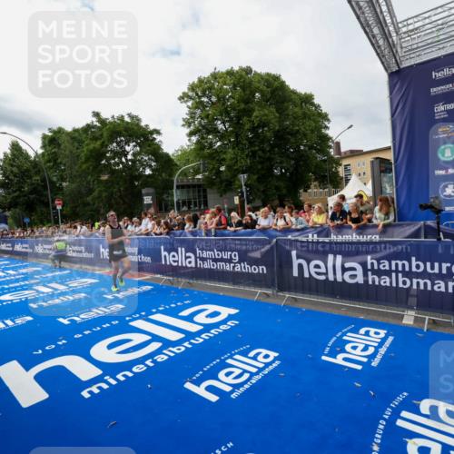 29.06.2025 - hella hamburg halbmarathon Zöllner http://msf.ph/oto/8412348 29.06.2025 10:23:10 Ziel 7862, 18930 meine-sportfotos.de
