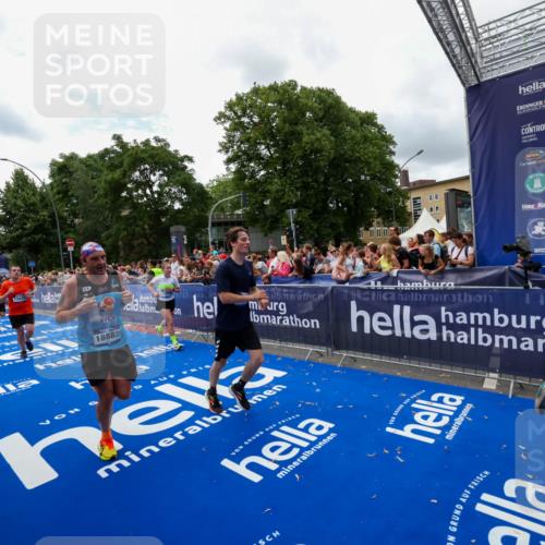 29.06.2025 - hella hamburg halbmarathon Zöllner http://msf.ph/oto/8412352 29.06.2025 10:46:40 Ziel 1920, 1942, 5459, 9051, 9529, 13525, 13554, 15026, 15133, 15206, 15714, 17281, 17461, 18297, 18882 meine-sportfotos.de