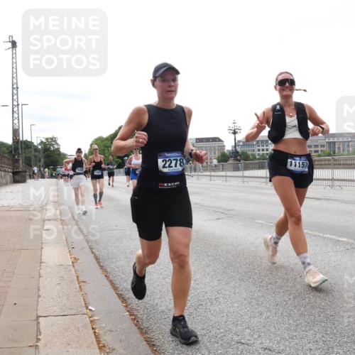 29.06.2025 - hella hamburg halbmarathon Lena Gebhardt http://msf.ph/oto/8412358 29.06.2025 10:25:36 Lombardsbrücke 14086, 11662, 2278, 11157, 1093, 1305, 1479, 1481, 1627, 2278, 3343, 3765, 3920, 3961, 3963, 4378, 4797, 5028, 5564, 5814, 6663, 6869, 8881, 8962, 9811, 9927, 10104, 10845, 10846, 11157, 11596, 11662, 11699, 11921, 12074, 12505, 12838, 13510, 13653, 13842, 14086, 14223, 14936, 15016, 15119, 15283, 15679, 16289, 16354, 16381, 16421, 16422, 16927 meine-sportfotos.de