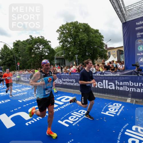 29.06.2025 - hella hamburg halbmarathon Zöllner http://msf.ph/oto/8412359 29.06.2025 10:46:41 Ziel 1920, 1942, 5459, 9051, 13525, 13554, 15026, 15133, 15206, 15714, 16175, 17865, 18297, 18882 meine-sportfotos.de