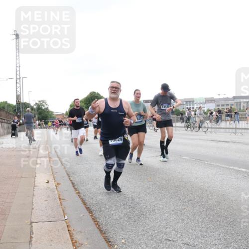 29.06.2025 - hella hamburg halbmarathon Lena Gebhardt http://msf.ph/oto/8412376 29.06.2025 10:51:14 Lombardsbrücke 17079, 825, 13522, 029, 1129, 1203, 1208, 1404, 1478, 1617, 1997, 2200, 2202, 2308, 2358, 2380, 2484, 2485, 2859, 3229, 3934, 4156, 4652, 4713, 4771, 4808, 4848, 4878, 4920, 5286, 5289, 5357, 5394, 5530, 6091, 6178, 6961, 7012, 7141, 7769, 7770, 7771, 7825, 7871, 7992, 8040, 8200, 8410, 8672, 8779, 8986, 9166, 9167, 9582, 9583, 9763, 10029, 10552, 10614, 10636, 11034, 11052, 11252, 11268, 11575, 11577, 14534 meine-sportfotos.de