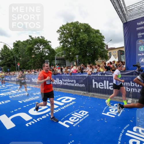 29.06.2025 - hella hamburg halbmarathon Zöllner http://msf.ph/oto/8412382 29.06.2025 10:46:42 Ziel 1920, 1942, 9051, 13525, 13554, 15026, 15133, 15206, 15714, 16175, 17865, 18297, 19128 meine-sportfotos.de