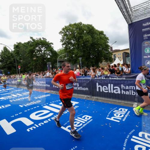 29.06.2025 - hella hamburg halbmarathon Zöllner http://msf.ph/oto/8412388 29.06.2025 10:46:42 Ziel 1920, 1942, 9051, 13525, 13554, 15026, 15133, 15206, 15714, 16175, 17865, 18297, 19128 meine-sportfotos.de