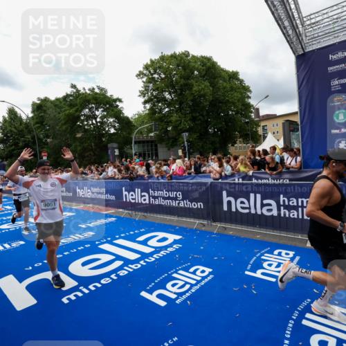 29.06.2025 - hella hamburg halbmarathon Zöllner http://msf.ph/oto/8412410 29.06.2025 10:46:44 Ziel 1920, 1942, 3976, 6630, 9051, 13554, 15026, 15133, 15714, 16175, 17743, 17865, 18297, 19128 meine-sportfotos.de