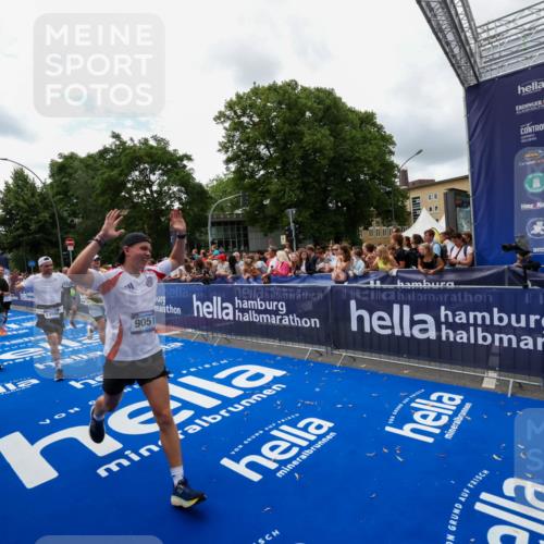 29.06.2025 - hella hamburg halbmarathon Zöllner http://msf.ph/oto/8412416 29.06.2025 10:46:44 Ziel 1920, 1942, 3976, 6630, 9051, 13554, 15026, 15133, 15714, 16175, 17743, 17865, 18297, 19128 meine-sportfotos.de