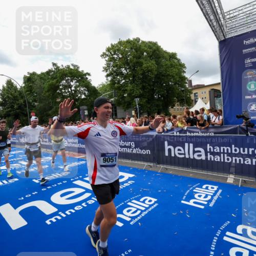29.06.2025 - hella hamburg halbmarathon Zöllner http://msf.ph/oto/8412423 29.06.2025 10:46:44 Ziel 1920, 1942, 3976, 6630, 9051, 13554, 15026, 15133, 15714, 16175, 17743, 17865, 18297, 19128 meine-sportfotos.de