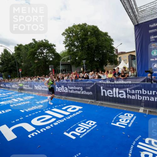29.06.2025 - hella hamburg halbmarathon Zöllner http://msf.ph/oto/8412430 29.06.2025 10:23:15 Ziel 18930 meine-sportfotos.de