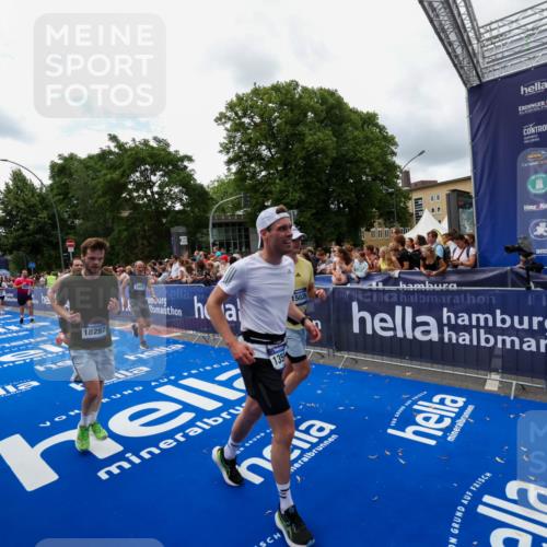 29.06.2025 - hella hamburg halbmarathon Zöllner http://msf.ph/oto/8412448 29.06.2025 10:46:45 Ziel 1920, 1942, 3976, 6630, 9051, 13554, 14541, 15026, 15714, 15900, 16175, 17743, 17865, 18297, 19128 meine-sportfotos.de