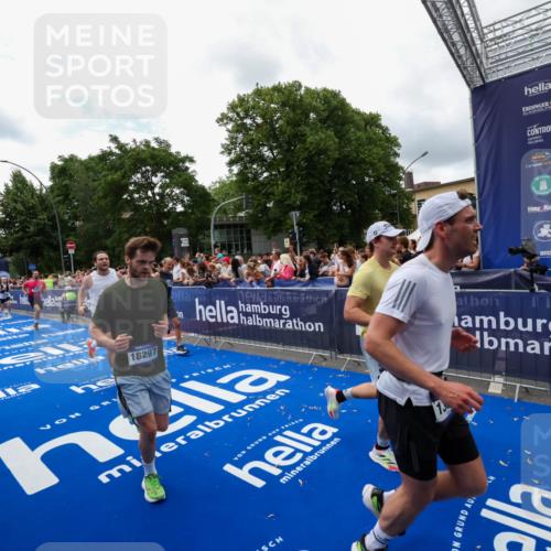 29.06.2025 - hella hamburg halbmarathon Zöllner http://msf.ph/oto/8412455 29.06.2025 10:46:45 Ziel 1920, 1942, 3976, 6630, 9051, 13554, 14541, 15026, 15714, 15900, 16175, 17743, 17865, 18297, 19128 meine-sportfotos.de