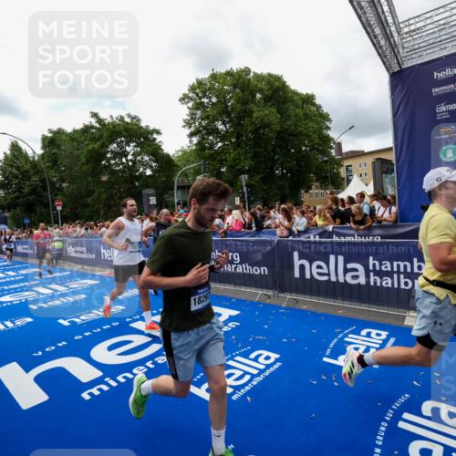 29.06.2025 - hella hamburg halbmarathon Zöllner http://msf.ph/oto/8412461 29.06.2025 10:46:46 Ziel 1920, 1942, 3976, 6630, 11858, 13554, 14541, 15026, 15714, 15900, 16175, 17353, 17743, 17865, 18297, 19128 meine-sportfotos.de