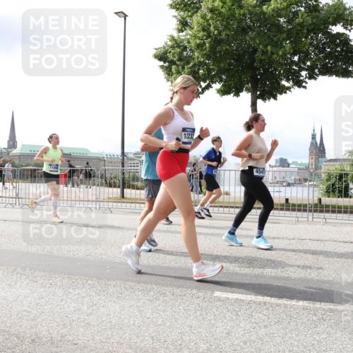 29.06.2025 - hella hamburg halbmarathon Lena Gebhardt http://msf.ph/oto/8412469 29.06.2025 10:41:57 Lombardsbrücke 12233, 4541, 1039, 1314, 1509, 1623, 1648, 1712, 1752, 2145, 2153, 2523, 2974, 3276, 3326, 3344, 3459, 3460, 3568, 4329, 4415, 4541, 4735, 4736, 4787, 4885, 5432, 5671, 6136, 6137, 6153, 6320, 6430, 6436, 6450, 6618, 6837, 6846, 6917, 7357, 7477, 7955, 7968, 8004, 8014, 8162, 8163, 8300, 8301, 8443, 8848, 8897, 8908, 9008, 9223, 9467, 9588, 10027, 10348, 10623, 11011, 11166 meine-sportfotos.de