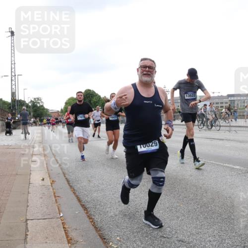 29.06.2025 - hella hamburg halbmarathon Lena Gebhardt http://msf.ph/oto/8412471 29.06.2025 10:51:15 Lombardsbrücke 17079, 16427, 029, 13522, 1129, 1203, 1208, 1404, 1478, 1617, 1997, 2200, 2202, 2308, 2358, 2380, 2484, 2485, 2859, 3934, 4156, 4652, 4713, 4771, 4808, 4848, 4878, 4920, 5286, 5289, 5357, 5394, 5530, 6091, 6178, 6945, 6961, 7012, 7141, 7769, 7770, 7771, 7825, 7841, 7871, 7992, 8040, 8200, 8410, 8672, 8779, 8986, 9166, 9167, 9582, 9583, 9763, 10029, 10552, 10614, 10636, 11034, 11052, 11252, 11268, 11575, 11577, 14534 meine-sportfotos.de