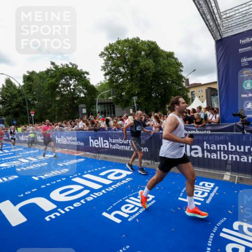 29.06.2025 - hella hamburg halbmarathon Zöllner http://msf.ph/oto/8412480 29.06.2025 10:46:46 Ziel 1920, 1942, 3976, 6630, 11858, 13554, 14541, 15026, 15714, 15900, 16175, 17353, 17743, 17865, 18297, 19128 meine-sportfotos.de