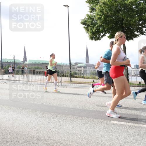 29.06.2025 - hella hamburg halbmarathon Lena Gebhardt http://msf.ph/oto/8412490 29.06.2025 10:41:57 Lombardsbrücke 4541, 1039, 1314, 1509, 1623, 1648, 1712, 1752, 2145, 2153, 2523, 2974, 3276, 3326, 3344, 3459, 3460, 3568, 4329, 4415, 4541, 4735, 4736, 4787, 4885, 5432, 5671, 6136, 6137, 6153, 6320, 6430, 6436, 6450, 6618, 6837, 6846, 6917, 7357, 7477, 7955, 7968, 8004, 8014, 8162, 8163, 8300, 8301, 8443, 8848, 8897, 8908, 9008, 9223, 9467, 9588, 10027, 10348, 10623, 11011, 11166 meine-sportfotos.de