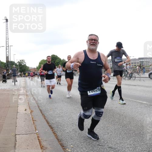 29.06.2025 - hella hamburg halbmarathon Lena Gebhardt http://msf.ph/oto/8412501 29.06.2025 10:51:15 Lombardsbrücke 1400, 17079, 16421, 13522, 29, 1129, 1203, 1208, 1404, 1478, 1617, 1997, 2200, 2202, 2308, 2358, 2380, 2484, 2485, 2859, 3934, 4156, 4652, 4713, 4771, 4808, 4848, 4878, 4920, 5286, 5289, 5357, 5394, 5530, 6091, 6178, 6945, 6961, 7012, 7141, 7769, 7770, 7771, 7825, 7841, 7871, 7992, 8040, 8200, 8410, 8672, 8779, 8986, 9166, 9167, 9582, 9583, 9763, 10029, 10552, 10614, 10636, 11034, 11052, 11252, 11268, 11575, 11577, 14534 meine-sportfotos.de