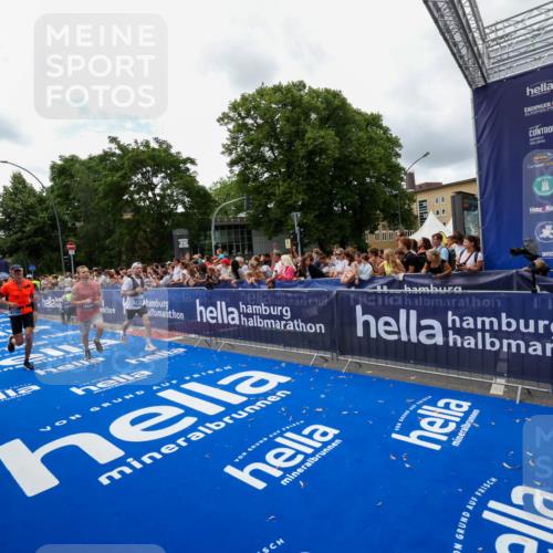 29.06.2025 - hella hamburg halbmarathon Zöllner http://msf.ph/oto/8412505 29.06.2025 10:46:48 Ziel 1942, 3976, 6630, 11858, 13940, 14541, 15900, 16175, 17353, 17669, 17743, 17865, 19128 meine-sportfotos.de
