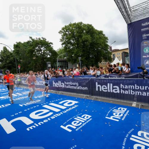 29.06.2025 - hella hamburg halbmarathon Zöllner http://msf.ph/oto/8412513 29.06.2025 10:46:49 Ziel 3976, 6630, 11858, 13940, 14541, 15900, 16175, 17353, 17492, 17669, 17743, 17865, 19128 meine-sportfotos.de