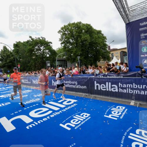 29.06.2025 - hella hamburg halbmarathon Zöllner http://msf.ph/oto/8412521 29.06.2025 10:46:49 Ziel 3976, 6630, 11858, 13940, 14541, 15900, 16175, 17353, 17492, 17669, 17743, 17865, 19128 meine-sportfotos.de