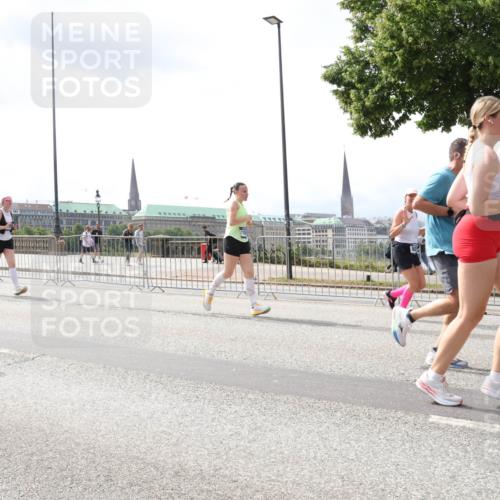 29.06.2025 - hella hamburg halbmarathon Lena Gebhardt http://msf.ph/oto/8412527 29.06.2025 10:41:57 Lombardsbrücke 6618, 1039, 1314, 1509, 1623, 1648, 1712, 1752, 2145, 2153, 2523, 2974, 3276, 3326, 3344, 3459, 3460, 3568, 4329, 4415, 4541, 4735, 4736, 4787, 4885, 5432, 5671, 6136, 6137, 6153, 6320, 6430, 6436, 6450, 6618, 6837, 6846, 6917, 7357, 7477, 7955, 7968, 8004, 8014, 8162, 8163, 8300, 8301, 8443, 8848, 8897, 8908, 9008, 9223, 9467, 9588, 10027, 10348, 10623, 11011, 11166 meine-sportfotos.de