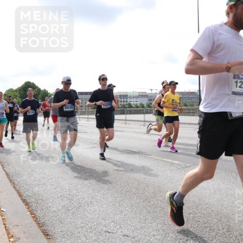 29.06.2025 - hella hamburg halbmarathon Lena Gebhardt http://msf.ph/oto/8412528 29.06.2025 10:17:15 Lombardsbrücke 5930, 1356, 12100, 5929, 120, 1083, 1117, 1137, 1240, 1298, 1331, 1348, 1356, 1403, 1477, 1553, 1602, 2225, 2305, 2860, 2908, 3210, 3450, 3464, 3466, 3622, 3802, 3803, 4194, 4852, 5023, 5390, 5929, 5930, 5995, 6126, 6128, 6328, 6520, 6522, 6948, 7011, 7114, 7115, 7257, 7291, 7345, 7360, 7376, 7410, 7445, 7566, 7647, 7844, 7924, 7928, 7945, 8210, 8253, 8263, 8309, 8351, 8433, 8513, 8558, 8895, 8983, 9091, 9152, 9208, 9259 meine-sportfotos.de