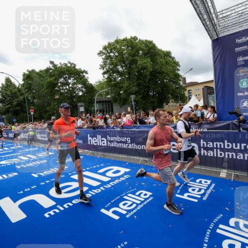 29.06.2025 - hella hamburg halbmarathon Zöllner http://msf.ph/oto/8412533 29.06.2025 10:46:50 Ziel 3976, 6630, 11858, 13940, 14541, 15900, 16175, 17353, 17492, 17669, 17743, 17865, 17892, 19128 meine-sportfotos.de
