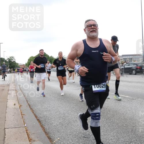 29.06.2025 - hella hamburg halbmarathon Lena Gebhardt http://msf.ph/oto/8412537 29.06.2025 10:51:15 Lombardsbrücke 7079, 1642, 029, 1129, 1203, 1208, 1404, 1478, 1617, 1997, 2200, 2202, 2308, 2358, 2380, 2484, 2485, 2859, 3934, 4156, 4652, 4713, 4771, 4808, 4848, 4878, 4920, 5286, 5289, 5357, 5394, 5530, 6091, 6178, 6945, 6961, 7012, 7141, 7769, 7770, 7771, 7825, 7841, 7871, 7992, 8040, 8200, 8410, 8672, 8779, 8986, 9166, 9167, 9582, 9583, 9763, 10029, 10552, 10614, 10636, 11034, 11052, 11252, 11268, 11575, 11577, 14534 meine-sportfotos.de