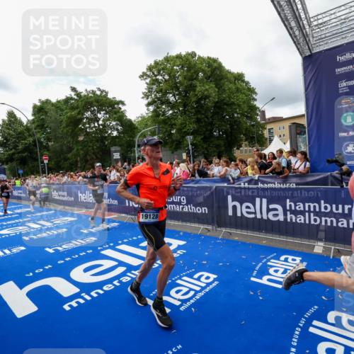29.06.2025 - hella hamburg halbmarathon Zöllner http://msf.ph/oto/8412541 29.06.2025 10:46:50 Ziel 3976, 6630, 11858, 13940, 14541, 15900, 16175, 17353, 17492, 17669, 17743, 17865, 17892, 19128 meine-sportfotos.de