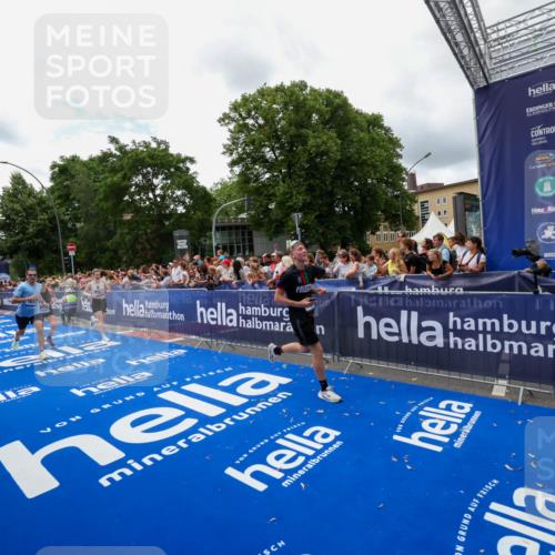 29.06.2025 - hella hamburg halbmarathon Zöllner http://msf.ph/oto/8412547 29.06.2025 10:46:51 Ziel 3976, 6630, 11858, 13940, 14541, 15900, 17172, 17353, 17492, 17669, 17743, 17892, 19105, 19128 meine-sportfotos.de