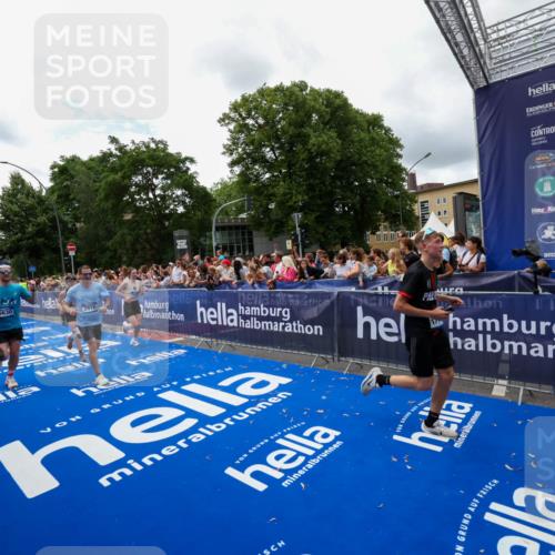 29.06.2025 - hella hamburg halbmarathon Zöllner http://msf.ph/oto/8412551 29.06.2025 10:46:51 Ziel 3976, 6630, 11858, 13940, 14541, 15900, 17172, 17353, 17492, 17669, 17743, 17892, 19105, 19128 meine-sportfotos.de