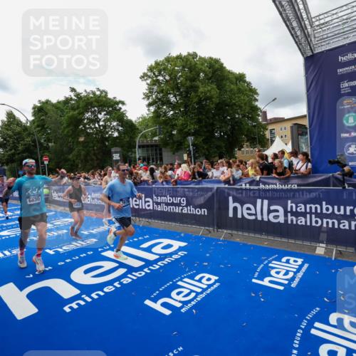 29.06.2025 - hella hamburg halbmarathon Zöllner http://msf.ph/oto/8412560 29.06.2025 10:46:52 Ziel 3976, 4091, 6630, 11858, 13940, 14541, 15900, 17172, 17353, 17492, 17669, 17743, 17892, 19105 meine-sportfotos.de