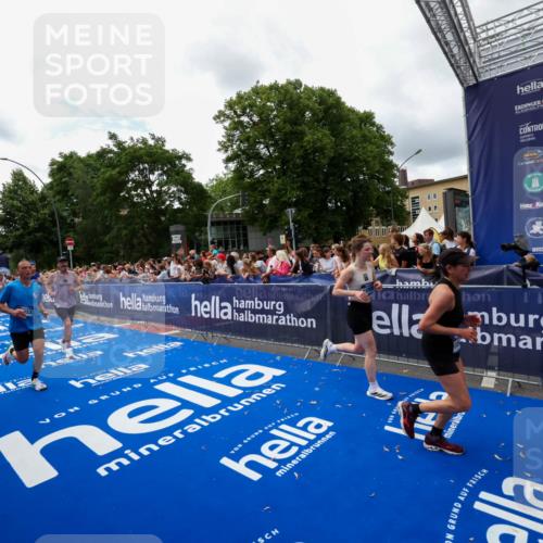 29.06.2025 - hella hamburg halbmarathon Zöllner http://msf.ph/oto/8412589 29.06.2025 10:46:53 Ziel 3976, 4091, 6630, 11858, 13940, 14541, 15900, 17172, 17353, 17492, 17669, 17892, 19105 meine-sportfotos.de