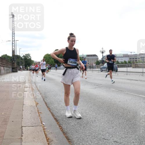 29.06.2025 - hella hamburg halbmarathon Lena Gebhardt http://msf.ph/oto/8412600 29.06.2025 10:25:41 Lombardsbrücke 14086, 3343, 1093, 1305, 1479, 1481, 1627, 2278, 3343, 3765, 3961, 3963, 4378, 4797, 5028, 5497, 5564, 5814, 6663, 6869, 8881, 8962, 9811, 9927, 10104, 10219, 10845, 10846, 11157, 11596, 11662, 11699, 11828, 11859, 12074, 12505, 12838, 12945, 12946, 13510, 13653, 13842, 14086, 14223, 14936, 15016, 15119, 15283, 16289, 16354, 16381, 16421, 16422, 16927, 17369 meine-sportfotos.de