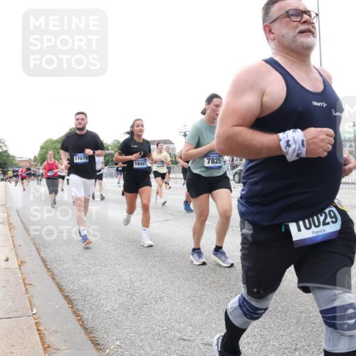 29.06.2025 - hella hamburg halbmarathon Lena Gebhardt http://msf.ph/oto/8412609 29.06.2025 10:51:15 Lombardsbrücke 17079, 16427, 14152, 7825, 42, 029, 1129, 1203, 1208, 1404, 1478, 1617, 1997, 2200, 2202, 2308, 2358, 2380, 2484, 2485, 2859, 3934, 4156, 4652, 4713, 4771, 4808, 4848, 4878, 4920, 5286, 5289, 5357, 5394, 5530, 6091, 6178, 6945, 6961, 7012, 7141, 7769, 7770, 7771, 7825, 7841, 7871, 7992, 8040, 8200, 8410, 8672, 8779, 8986, 9166, 9167, 9582, 9583, 9763, 10029, 10552, 10614, 10636, 11034, 11052, 11252, 11268, 11575, 11577, 14534 meine-sportfotos.de
