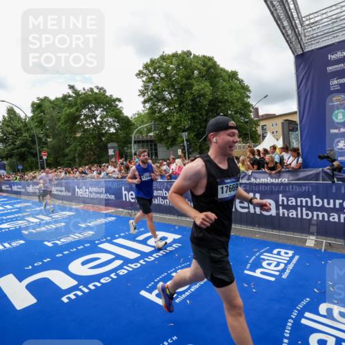 29.06.2025 - hella hamburg halbmarathon Zöllner http://msf.ph/oto/8412614 29.06.2025 10:46:55 Ziel 4091, 11858, 13940, 14385, 17172, 17353, 17492, 17669, 17892, 19105 meine-sportfotos.de