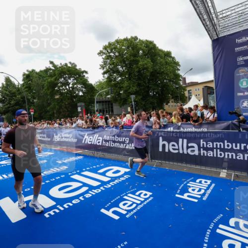 29.06.2025 - hella hamburg halbmarathon Zöllner http://msf.ph/oto/8412640 29.06.2025 10:46:57 Ziel 1139, 1689, 4091, 13940, 14385, 14594, 16081, 17172, 17492, 17892, 17979, 19105 meine-sportfotos.de