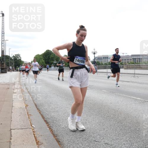 29.06.2025 - hella hamburg halbmarathon Lena Gebhardt http://msf.ph/oto/8412646 29.06.2025 10:25:42 Lombardsbrücke 14086, 1093, 1305, 1479, 1481, 1627, 2278, 3343, 3765, 4378, 4797, 5028, 5497, 5564, 5814, 6663, 6869, 8881, 8962, 9811, 9927, 10104, 10219, 10845, 10846, 11157, 11596, 11662, 11699, 11828, 11859, 12074, 12505, 12838, 12945, 12946, 13510, 13653, 13842, 14086, 14223, 14936, 15016, 15119, 15283, 16289, 16354, 16381, 16421, 16422, 16927, 17369 meine-sportfotos.de