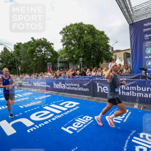 29.06.2025 - hella hamburg halbmarathon Zöllner http://msf.ph/oto/8412647 29.06.2025 10:23:34 Ziel 35, 52, 9385, 16169, 17771 meine-sportfotos.de