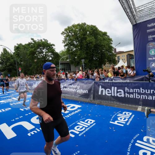 29.06.2025 - hella hamburg halbmarathon Zöllner http://msf.ph/oto/8412655 29.06.2025 10:46:58 Ziel 1139, 1689, 4091, 13728, 14385, 14449, 14594, 16081, 17172, 17492, 17892, 17979, 19105 meine-sportfotos.de