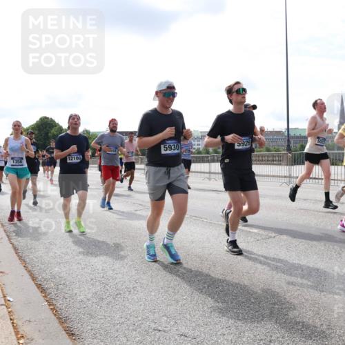 29.06.2025 - hella hamburg halbmarathon Lena Gebhardt http://msf.ph/oto/8412662 29.06.2025 10:17:16 Lombardsbrücke 558, 1356, 12100, 5930, 5929, 5023, 68195, 1083, 1117, 1137, 1204, 1240, 1298, 1331, 1348, 1356, 1403, 1477, 1553, 1602, 2225, 2305, 2860, 2908, 3210, 3450, 3464, 3466, 3622, 3802, 3803, 4194, 4852, 5023, 5390, 5929, 5930, 5995, 6126, 6128, 6328, 6520, 6522, 6786, 6948, 7011, 7114, 7115, 7257, 7291, 7345, 7360, 7376, 7410, 7445, 7566, 7647, 7844, 7924, 7928, 7945, 8210, 8253, 8263, 8309, 8351, 8433, 8513, 8558, 8895, 8983, 9152, 9208, 9259 meine-sportfotos.de