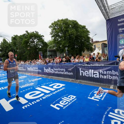 29.06.2025 - hella hamburg halbmarathon Zöllner http://msf.ph/oto/8412663 29.06.2025 10:23:34 Ziel 35, 52, 9385, 16169, 17771 meine-sportfotos.de