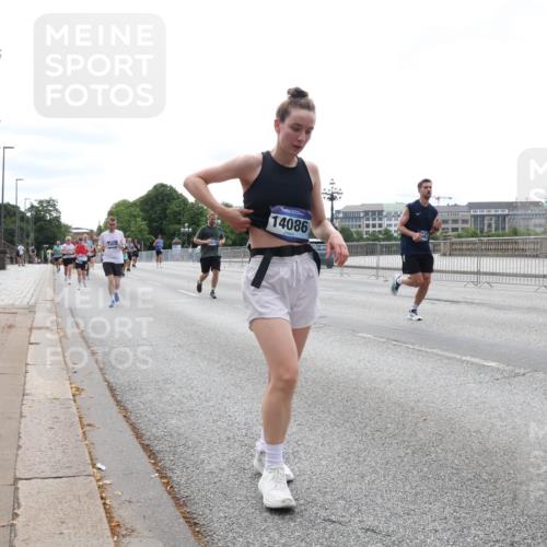 29.06.2025 - hella hamburg halbmarathon Lena Gebhardt http://msf.ph/oto/8412667 29.06.2025 10:25:42 Lombardsbrücke 14086, 1093, 1305, 1479, 1481, 1627, 2278, 3343, 3765, 4378, 4797, 5028, 5497, 5564, 5814, 6663, 6869, 8881, 8962, 9811, 9927, 10104, 10219, 10845, 10846, 11157, 11596, 11662, 11699, 11828, 11859, 12074, 12505, 12838, 12945, 12946, 13510, 13653, 13842, 14086, 14223, 14936, 15016, 15119, 15283, 16289, 16354, 16381, 16421, 16422, 16927, 17369 meine-sportfotos.de
