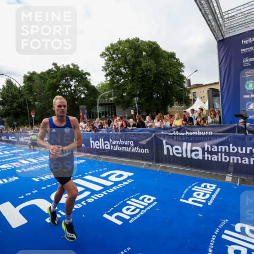 29.06.2025 - hella hamburg halbmarathon Zöllner http://msf.ph/oto/8412671 29.06.2025 10:23:35 Ziel 9385, 16169, 17771 meine-sportfotos.de