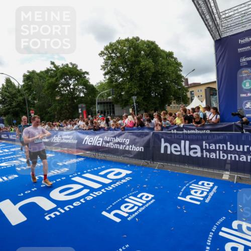 29.06.2025 - hella hamburg halbmarathon Zöllner http://msf.ph/oto/8412686 29.06.2025 10:46:59 Ziel 1139, 1689, 4091, 10122, 13728, 14385, 14449, 14594, 16081, 17172, 17892, 17979, 19105 meine-sportfotos.de