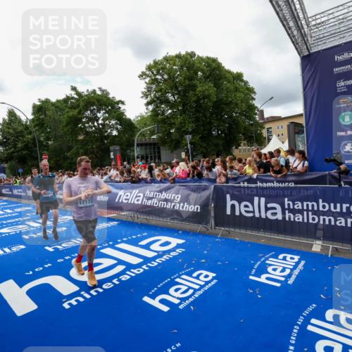 29.06.2025 - hella hamburg halbmarathon Zöllner http://msf.ph/oto/8412693 29.06.2025 10:46:59 Ziel 1139, 1689, 4091, 10122, 13728, 14385, 14449, 14594, 16081, 17172, 17892, 17979, 19105 meine-sportfotos.de