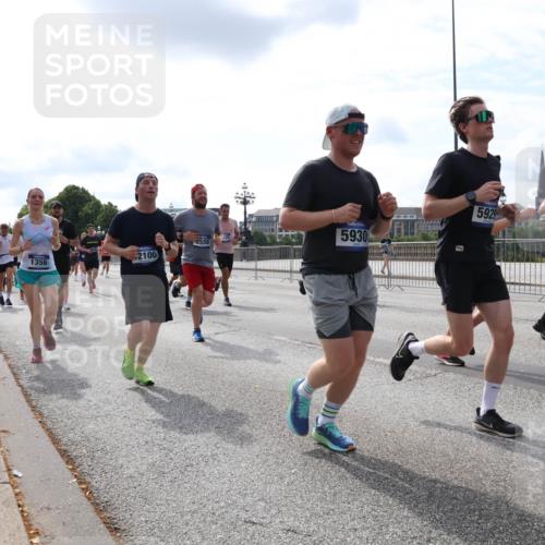 29.06.2025 - hella hamburg halbmarathon Lena Gebhardt http://msf.ph/oto/8412694 29.06.2025 10:17:16 Lombardsbrücke 1356, 2100, 3558, 5930, 5929, 5023, 1083, 1117, 1137, 1204, 1240, 1298, 1331, 1348, 1356, 1403, 1477, 1553, 1602, 2225, 2305, 2860, 2908, 3210, 3450, 3464, 3466, 3622, 3802, 3803, 4194, 4852, 5023, 5390, 5929, 5930, 5995, 6126, 6128, 6328, 6520, 6522, 6786, 6948, 7011, 7114, 7115, 7257, 7291, 7345, 7360, 7376, 7410, 7445, 7566, 7647, 7844, 7924, 7928, 7945, 8210, 8253, 8263, 8309, 8351, 8433, 8513, 8558, 8895, 8983, 9152, 9208, 9259 meine-sportfotos.de