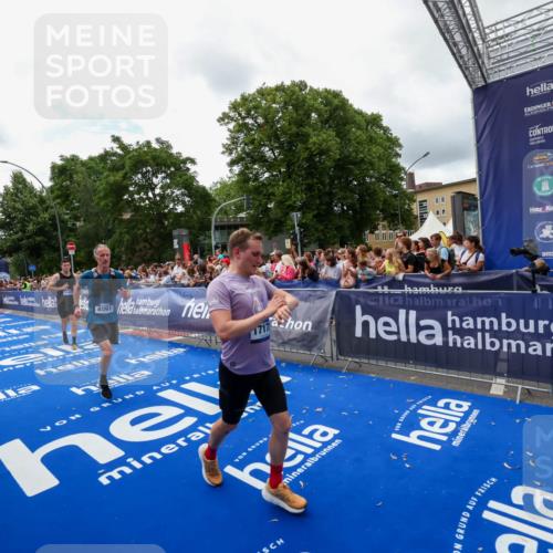 29.06.2025 - hella hamburg halbmarathon Zöllner http://msf.ph/oto/8412701 29.06.2025 10:47:00 Ziel 1139, 1689, 4091, 10122, 13728, 14385, 14415, 14449, 14594, 15825, 16081, 17172, 17979, 19105 meine-sportfotos.de
