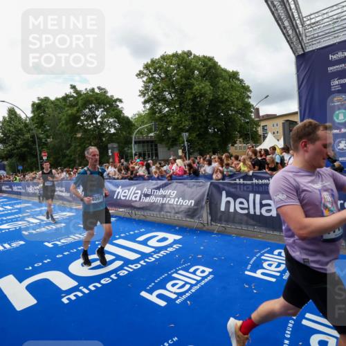 29.06.2025 - hella hamburg halbmarathon Zöllner http://msf.ph/oto/8412707 29.06.2025 10:47:00 Ziel 1139, 1689, 4091, 10122, 13728, 14385, 14415, 14449, 14594, 15825, 16081, 17172, 17979, 19105 meine-sportfotos.de