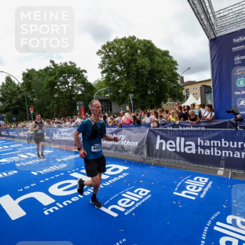 29.06.2025 - hella hamburg halbmarathon Zöllner http://msf.ph/oto/8412715 29.06.2025 10:47:00 Ziel 1139, 1689, 4091, 10122, 13728, 14385, 14415, 14449, 14594, 15825, 16081, 17172, 17979, 19105 meine-sportfotos.de